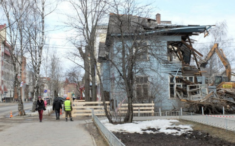 Мэрия Сыктывкара потратится на снос трех ветхих «деревяшек»