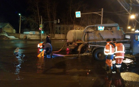 Перекресток на Октябрьском проспекте ушел под воду