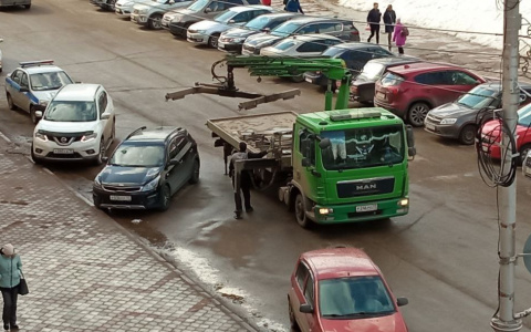 В Сыктывкаре возле академии госслужбы эвакуируют автомобили