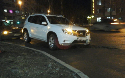 В Сыктывкаре машина «провалилась» в люк