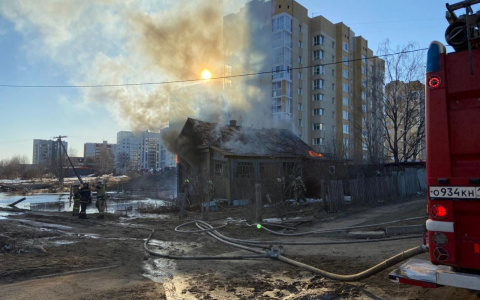 В Сыктывкаре полыхал деревянный дом