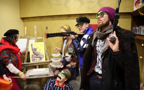 Мужчина с автоматом пытался похитить женщину: фоторепортаж с абсурдной вечеринки в Сыктывкаре