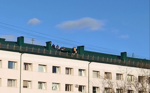 Сыктывкарцы заметили детей, которые сидели на крыше многоэтажки в центре города