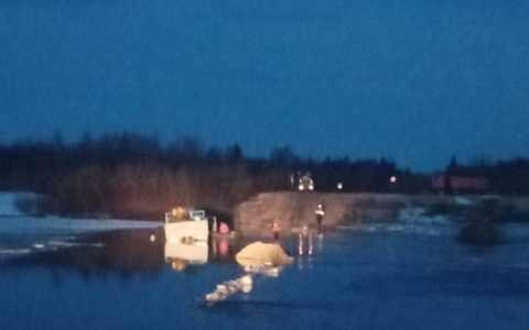 В Коми затонул КамАЗ с водителем и пассажиром