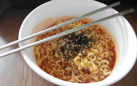 «Бичпакеты-убийцы»: чем опасна еда быстрого приготовления