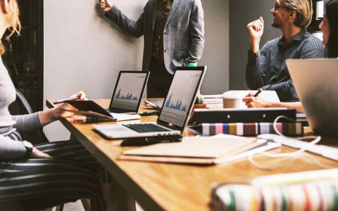 Засинькаться, отфитбечить и референсы в аттаче и другие фразы, которые раздражают россиян в работе