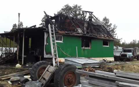 Под Сыктывкаром у многодетной семьи сгорел дом: люди остались практически ни с чем