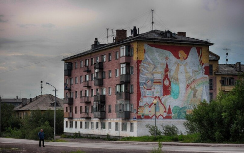 В Коми мальчик выпал из окна, пока его родители пили