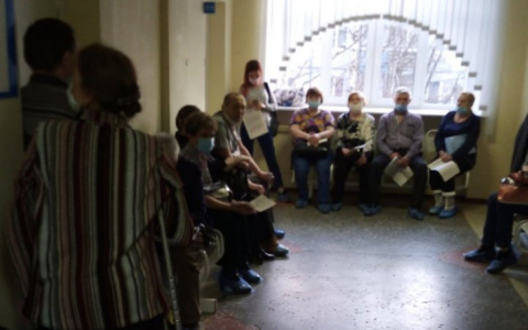 Сыктывкарцы часами ждут вакцинации в поликлинике, хотя записывались за несколько недель