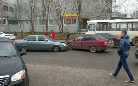 В Сыктывкаре возле бассейна столкнулись два автомобиля