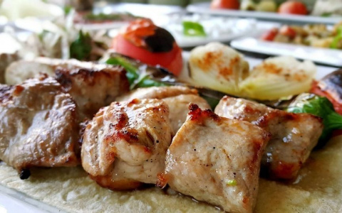 Диетолог рассказала, как не растолстеть на «майских»