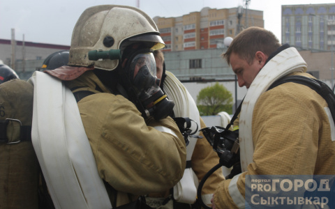 За сутки в Коми спалили здание и подожгли машину