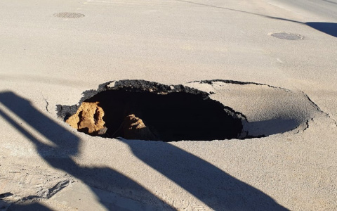 Прямиком в ад: на перекрестке в Сыктывкаре образовалась огромная яма в тротуаре