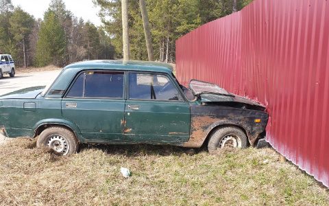 В Коми 16-летняя девушка на «Жигулях» протаранила забор