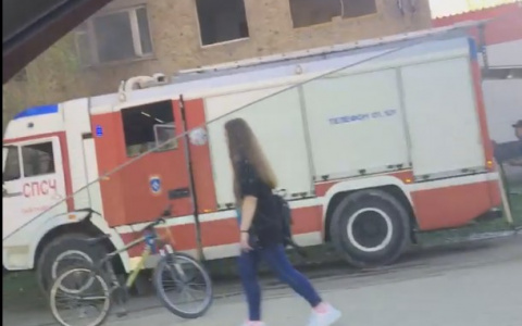 В Сыктывкаре загорелось многострадальное общежитие на Октябрьском проспекте