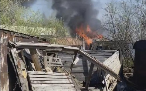 Появились подробности пожара у железнодорожного вокзала в Сыктывкаре