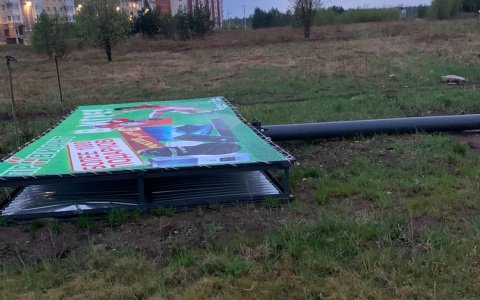 Летающие скамейки и поваленные деревья: Ухту накрыл чудовищный ураган