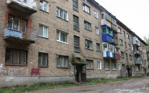 В Сыктывкаре многострадальное общежитие на Октябрьском проспекте закроют баннером