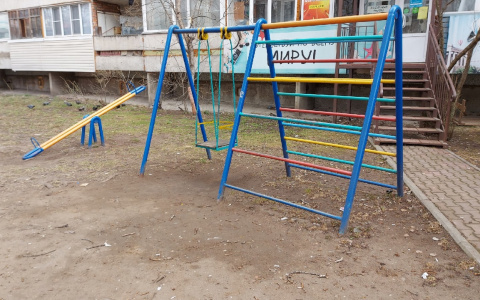 В Сыктывкаре маленький ребенок выпал из окна, пока няня была в другой комнате