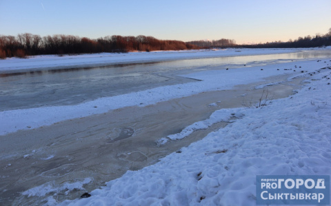 В Коми охотник провалился под лед: товарищи не смогли спасти его
