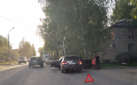 В Сыктывкаре «Волга» столкнулась с «Шевроле» и улетела в дерево: пострадала 13-летняя девочка