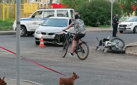 В Сыктывкаре машина сбила мотоциклиста без шлема: у него множественные переломы и травмы