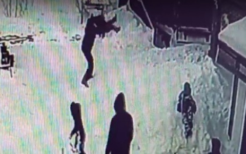 В Коми мужчина дважды швырнул маленького мальчика об лед