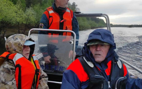 В Коми сотрудники МЧС спасли мужчину, который перевернулся в лодке