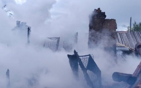 В Коми сгорел дом: целая семья осталась без крова и средств к существованию