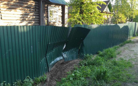 В Сыктывкаре водитель протаранил забор и скрылся