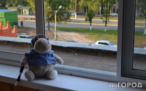 В Сыктывкаре двухлетний ребенок выпал из окна