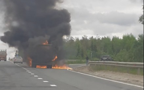 На трассе Сыктывкар-Визинга полыхала фура (видео)