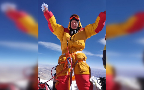 Сыктывкарец покорил высочайшую вершину Земли и поднял на нее флаги Коми и Беларуси