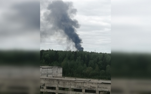 На территории исправительной колонии №1 в Сыктывкаре полыхает производственное помещение