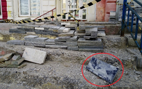 В Сыктывкаре крыльцо починили камнями из надгробий