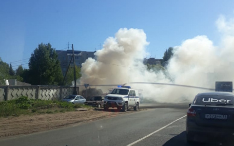 Утром в Сыктывкаре горел мусоровоз (фото)
