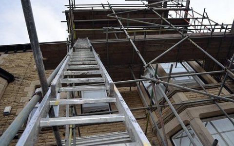 В Сыктывкаре ребенок свалился со строительных лесов