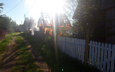 На дачах под Сыктывкаром загорелся дом