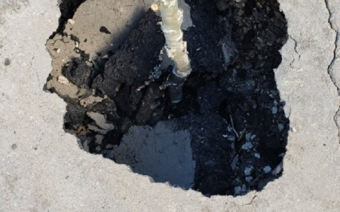 В Ухте прямо из дороги полилась нефть