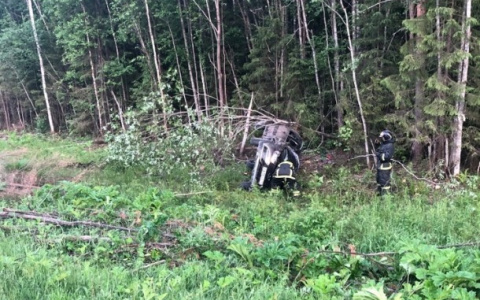 Водитель попал в аварию на трассе в Коми и бросил пострадавшую пассажирку
