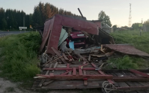 В Коми «Ниссан» разнес гараж