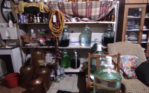 Как оригинал, только дешевле: в Ухте мужчина 5 лет продавал алкоголь в пятилитровках из гаража