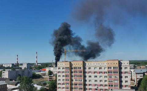 В Сыктывкаре заметили пожар: столб чёрного дыма поднимается к небу