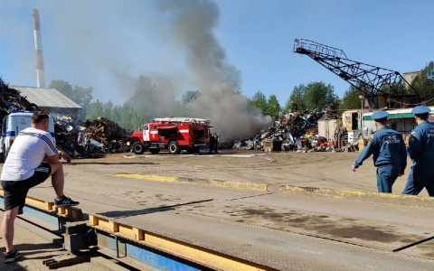 Появились фото и видео с места сильного пожара в Сыктывкаре