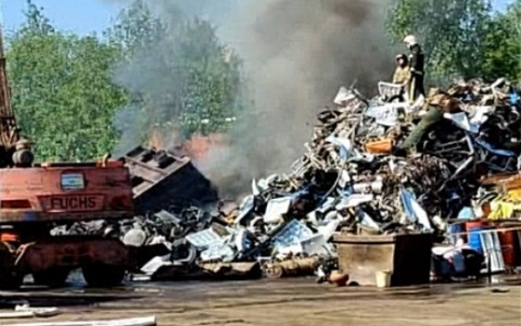 В МЧС озвучили подробности пожара в сыктывкарской промзоне