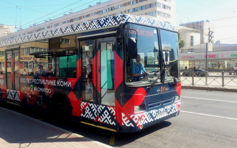 В Санкт-Петербурге запустили тематический автобус к столетию Коми