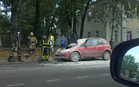 В Сыктывкаре на Советской загорелась машина (видео)