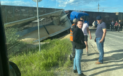 В Коми поезд протаранил фуру