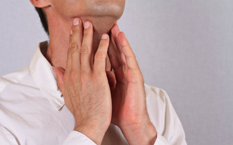 Врач рассказал, как распознать рак по голосу