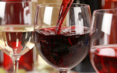 Врач рассказала, c чем категорически запрещено сочетать вино